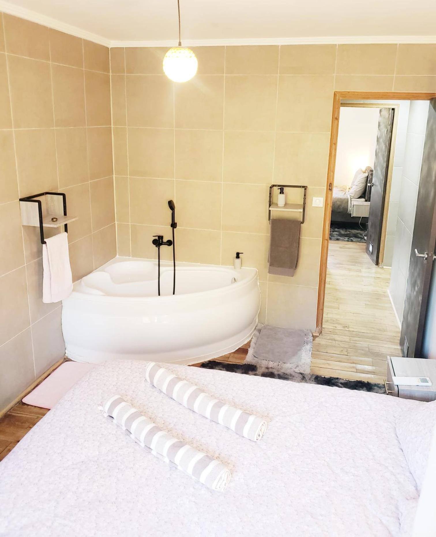 Air-Conditioned Residential Suite From 1 To 6 - Bathtubs In Rooms - Wifi - Kitchen - Laundry - Self-Arrival - Parking Avignon Exterior photo